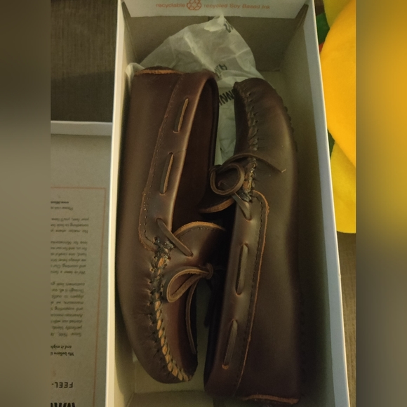 Minnetonka Driving Moccasin (Driving Shoe) - Picture 2 of 4